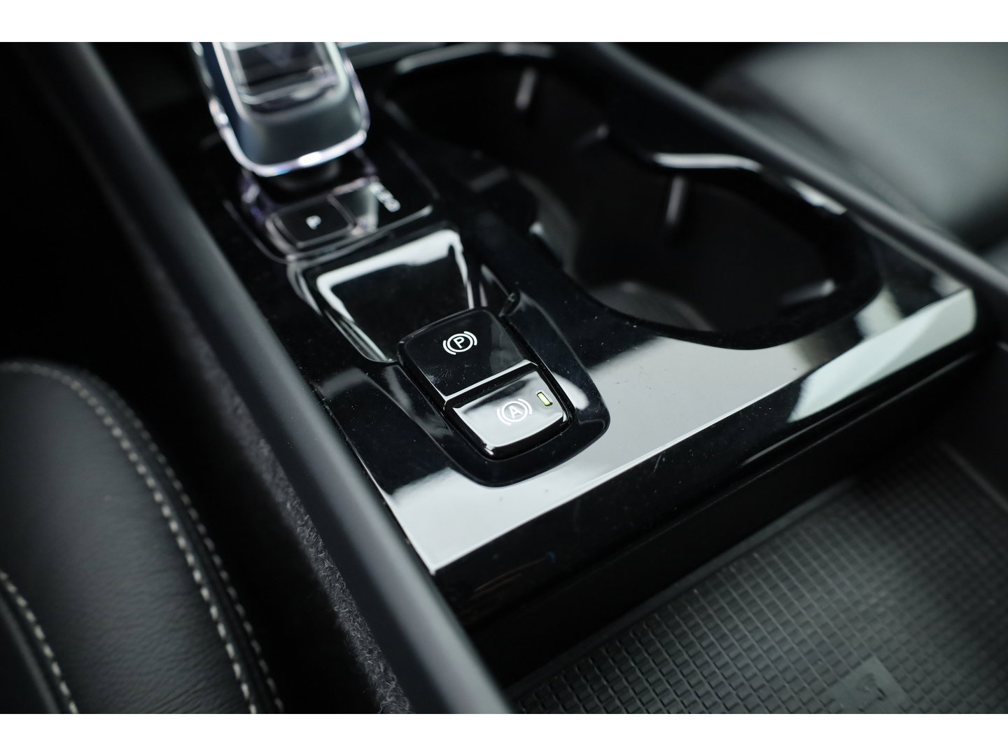 Volvo XC40 1.5 T5 Plug-in hybrid Plus Dark | Leer | ACC | Blis (dodehoek) | Harman & Kardon | Stoel + stuurverw. | verw. voorruit |
