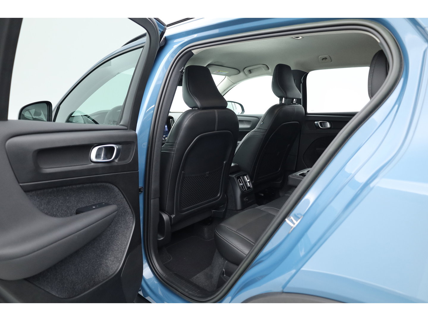 Volvo XC40 1.5 T5 Plug-in hybrid Plus Dark | Leer | ACC | Blis (dodehoek) | Harman & Kardon | Stoel + stuurverw. | verw. voorruit |