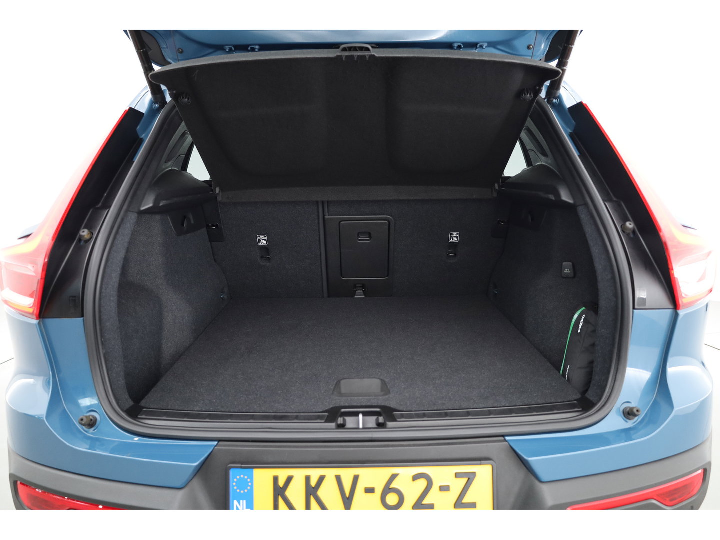 Volvo XC40 1.5 T5 Plug-in hybrid Plus Dark | Leer | ACC | Blis (dodehoek) | Harman & Kardon | Stoel + stuurverw. | verw. voorruit |