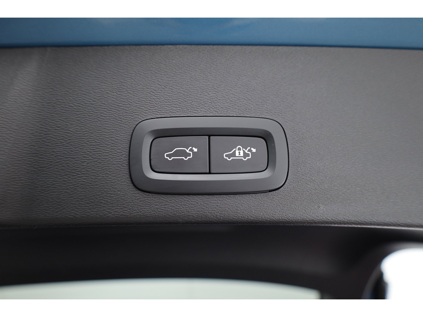 Volvo XC40 1.5 T5 Plug-in hybrid Plus Dark | Leer | ACC | Blis (dodehoek) | Harman & Kardon | Stoel + stuurverw. | verw. voorruit |