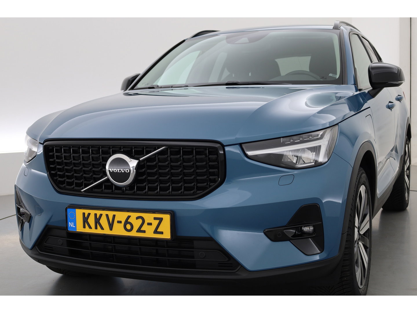 Volvo XC40 1.5 T5 Plug-in hybrid Plus Dark | Leer | ACC | Blis (dodehoek) | Harman & Kardon | Stoel + stuurverw. | verw. voorruit |