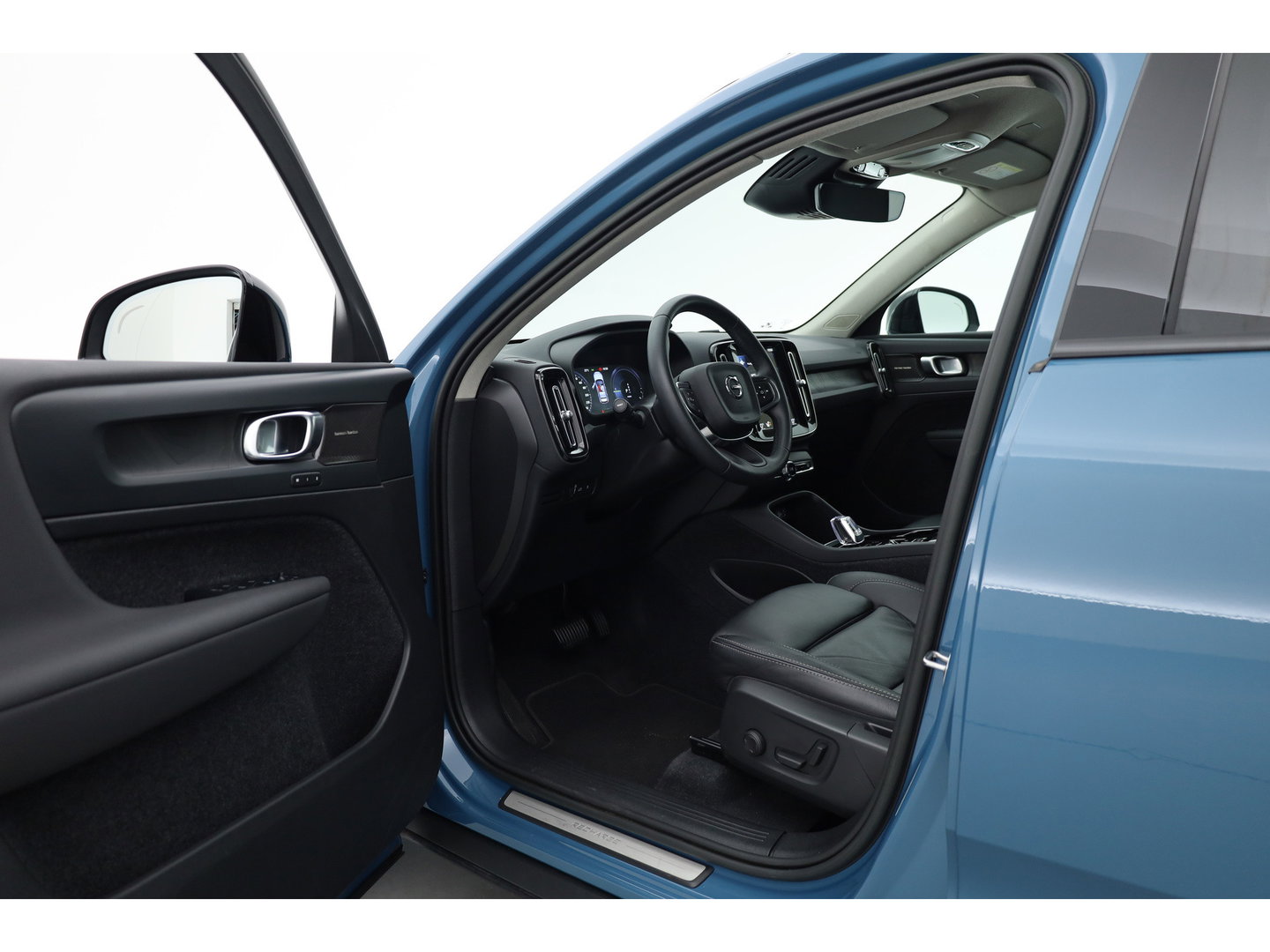 Volvo XC40 1.5 T5 Plug-in hybrid Plus Dark | Leer | ACC | Blis (dodehoek) | Harman & Kardon | Stoel + stuurverw. | verw. voorruit |
