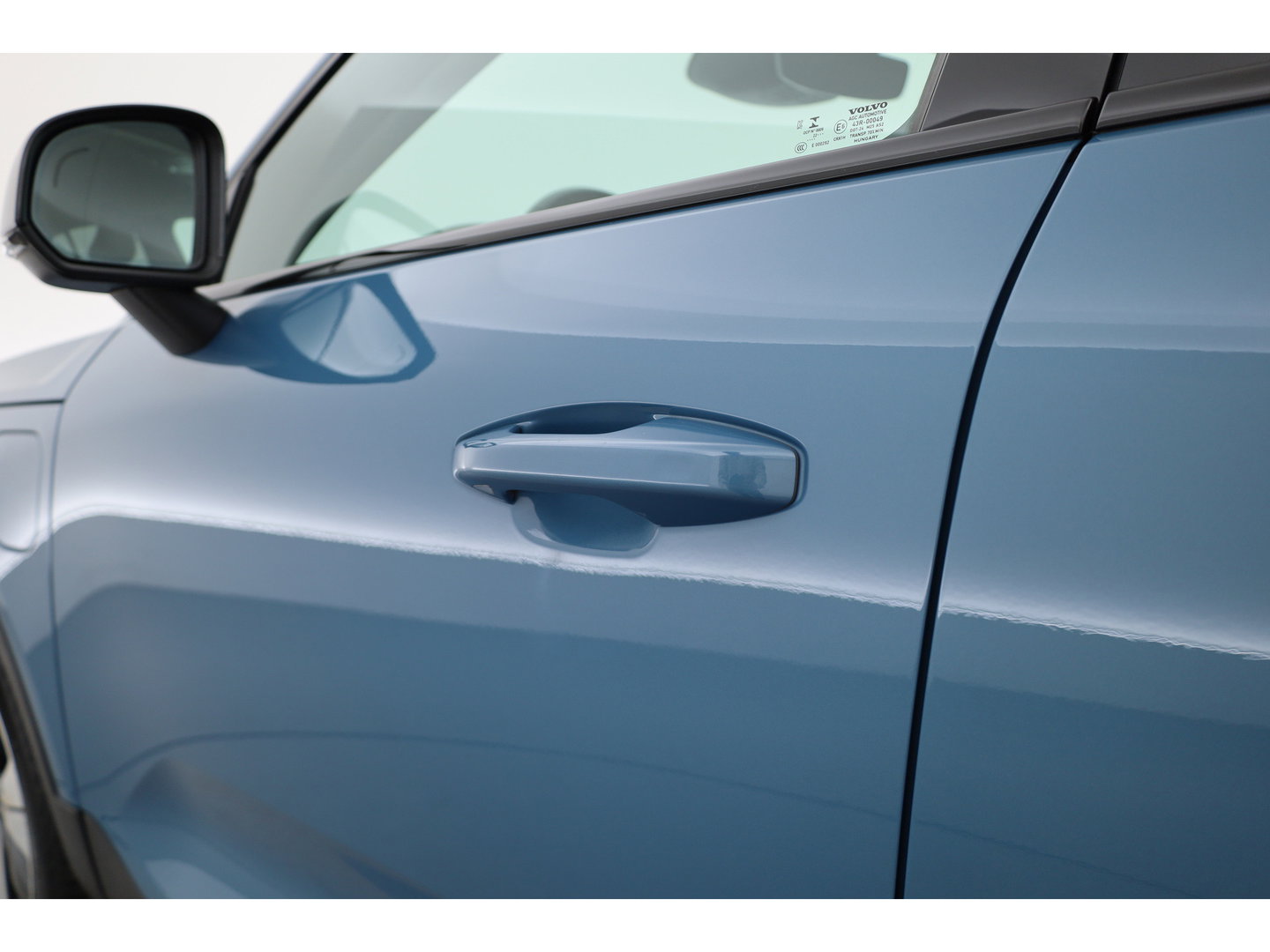 Volvo XC40 1.5 T5 Plug-in hybrid Plus Dark | Leer | ACC | Blis (dodehoek) | Harman & Kardon | Stoel + stuurverw. | verw. voorruit |