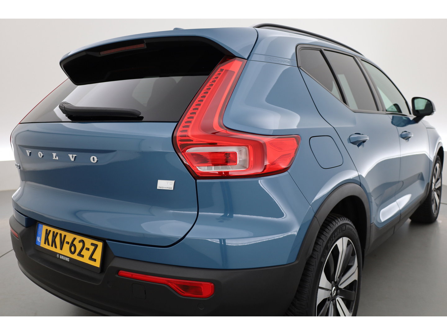 Volvo XC40 1.5 T5 Plug-in hybrid Plus Dark | Leer | ACC | Blis (dodehoek) | Harman & Kardon | Stoel + stuurverw. | verw. voorruit |