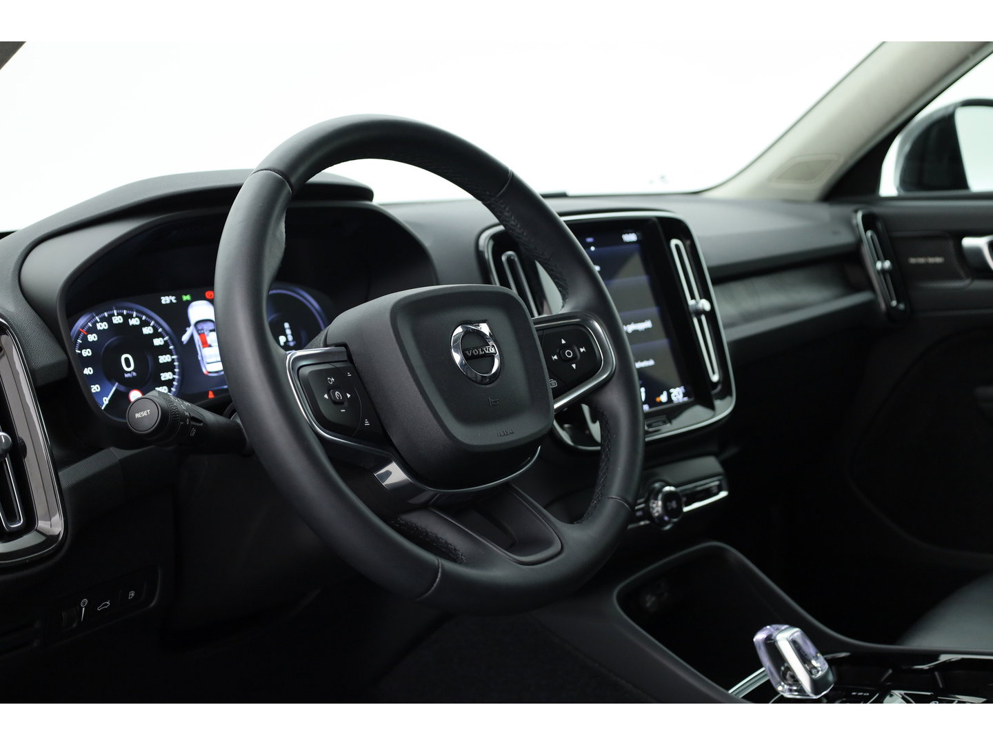Volvo XC40 1.5 T5 Plug-in hybrid Plus Dark | Leer | ACC | Blis (dodehoek) | Harman & Kardon | Stoel + stuurverw. | verw. voorruit |