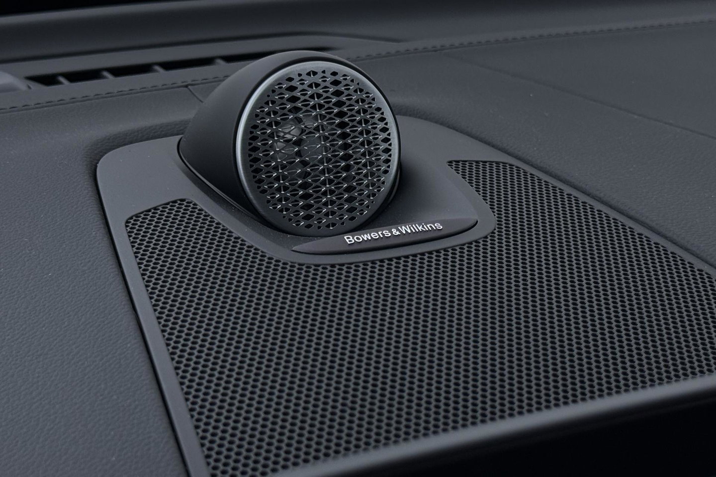 Volvo XC60 T6 Ultra Black Edition | Luchtvering | Bowers & Wilkins | Panoramadak | Head-UP | Stoelventilatie