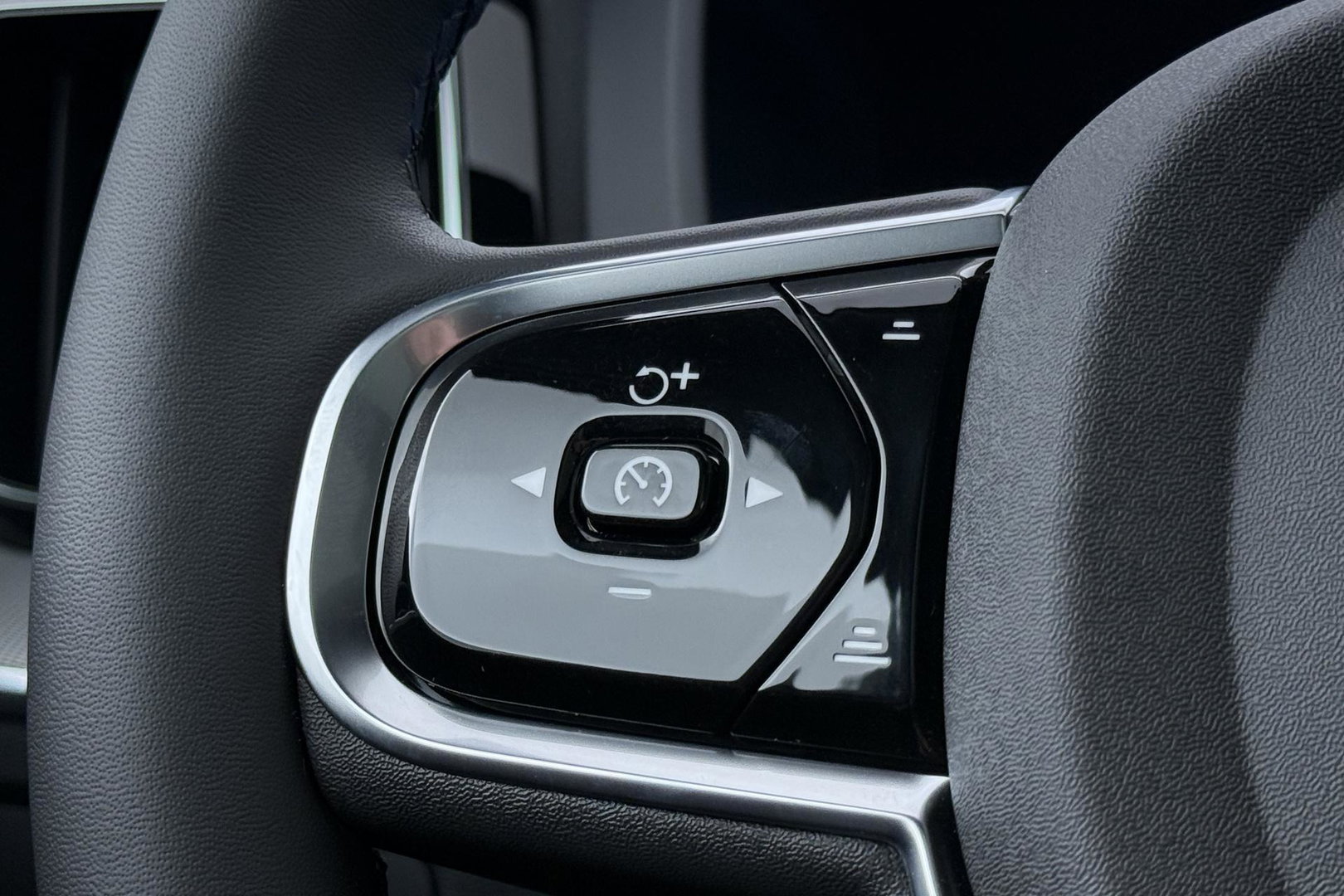 Volvo XC60 T6 Ultra Black Edition | Luchtvering | Bowers & Wilkins | Panoramadak | Head-UP | Stoelventilatie