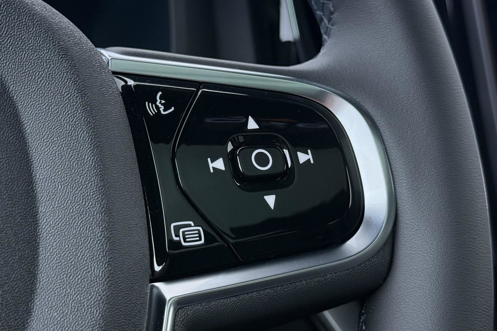 Volvo XC60 T6 Ultra Black Edition | Luchtvering | Bowers & Wilkins | Panoramadak | Head-UP | Stoelventilatie