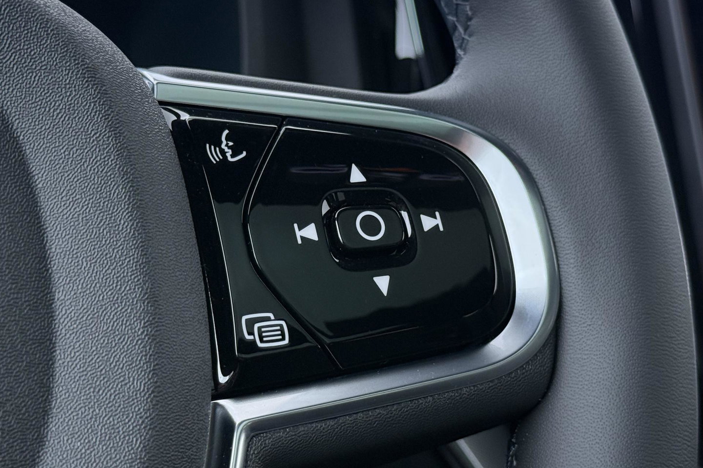 Volvo XC60 T6 Ultra Black Edition | Luchtvering | Bowers & Wilkins | Panoramadak | Head-UP | Stoelventilatie