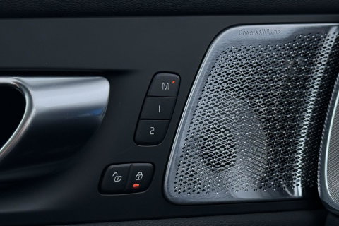 Volvo XC60 T6 Ultra Black Edition | Luchtvering | Bowers & Wilkins | Panoramadak | Head-UP | Stoelventilatie