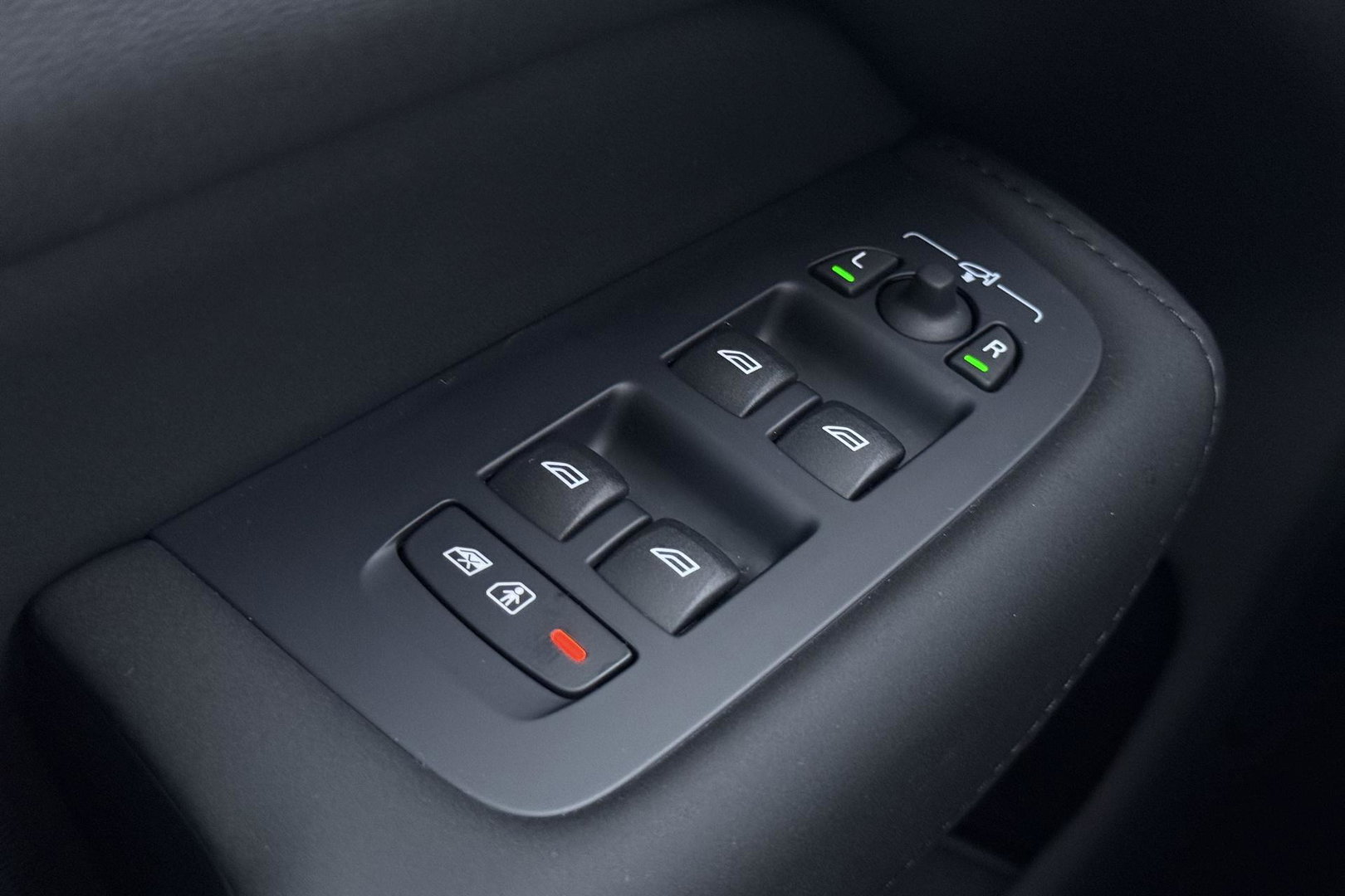Volvo XC60 T6 Ultra Black Edition | Luchtvering | Bowers & Wilkins | Panoramadak | Head-UP | Stoelventilatie