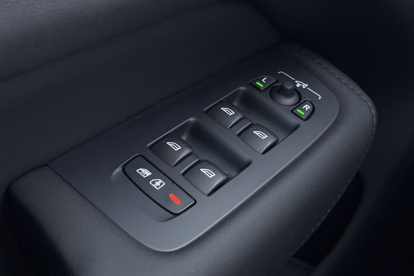Volvo XC60 T6 Ultra Black Edition | Luchtvering | Bowers & Wilkins | Panoramadak | Head-UP | Stoelventilatie