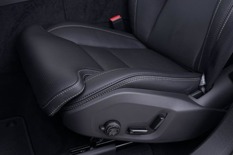 Volvo XC60 T6 Ultra Black Edition | Luchtvering | Bowers & Wilkins | Panoramadak | Head-UP | Stoelventilatie