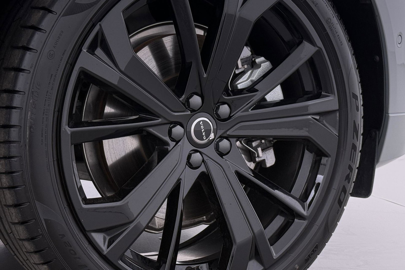 Volvo XC60 T6 Ultra Black Edition | Luchtvering | Bowers & Wilkins | Panoramadak | Head-UP | Stoelventilatie