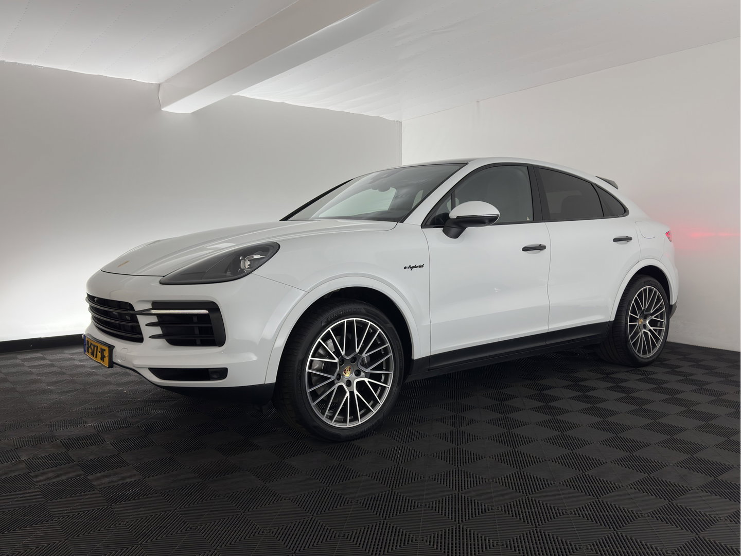 Porsche Cayenne Coupé 3.0 E-Hybrid (Plug-in) Aut. *PANO | HEAD-UP | SPORT-CHRONO | LEATHER | FULL-LED | TOP-VIEW | AIR-SUSPENSION | BOSE-SOUND | HEATED-COMFORTSEATS | NAVI-FULLMAP | PRIVACY-GLASS | SHIFT-PADDLES | ECC | PDC | 21''ALU*