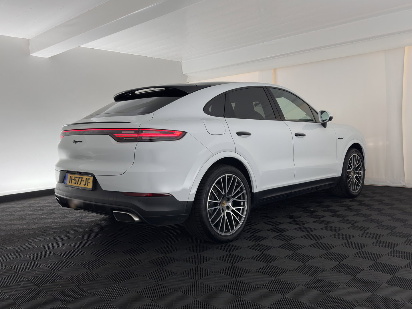 Porsche Cayenne Coupé 3.0 E-Hybrid (Plug-in) Aut. *PANO | HEAD-UP | SPORT-CHRONO | LEATHER | FULL-LED | TOP-VIEW | AIR-SUSPENSION | BOSE-SOUND | HEATED-COMFORTSEATS | NAVI-FULLMAP | PRIVACY-GLASS | SHIFT-PADDLES | ECC | PDC | 21''ALU*