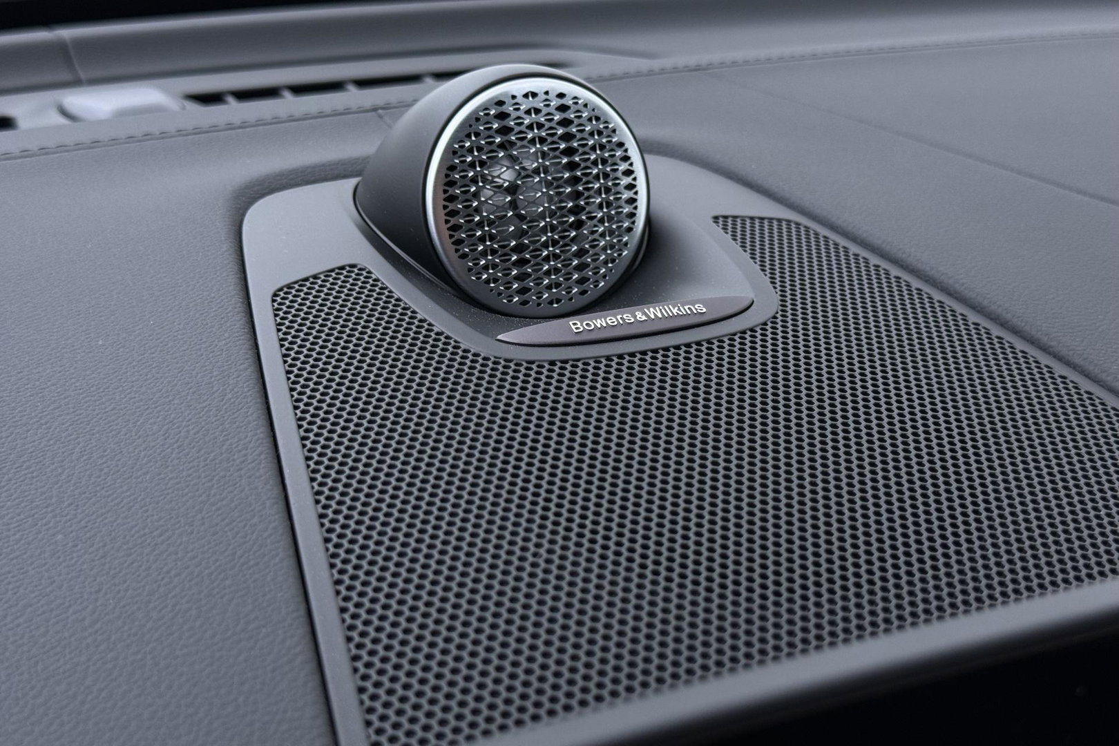 Volvo XC60 T6 Ultra Black Edition | 22 Inch | Luchtvering | Bowers & Wilkins | 360° Camera | Stoelventilatie