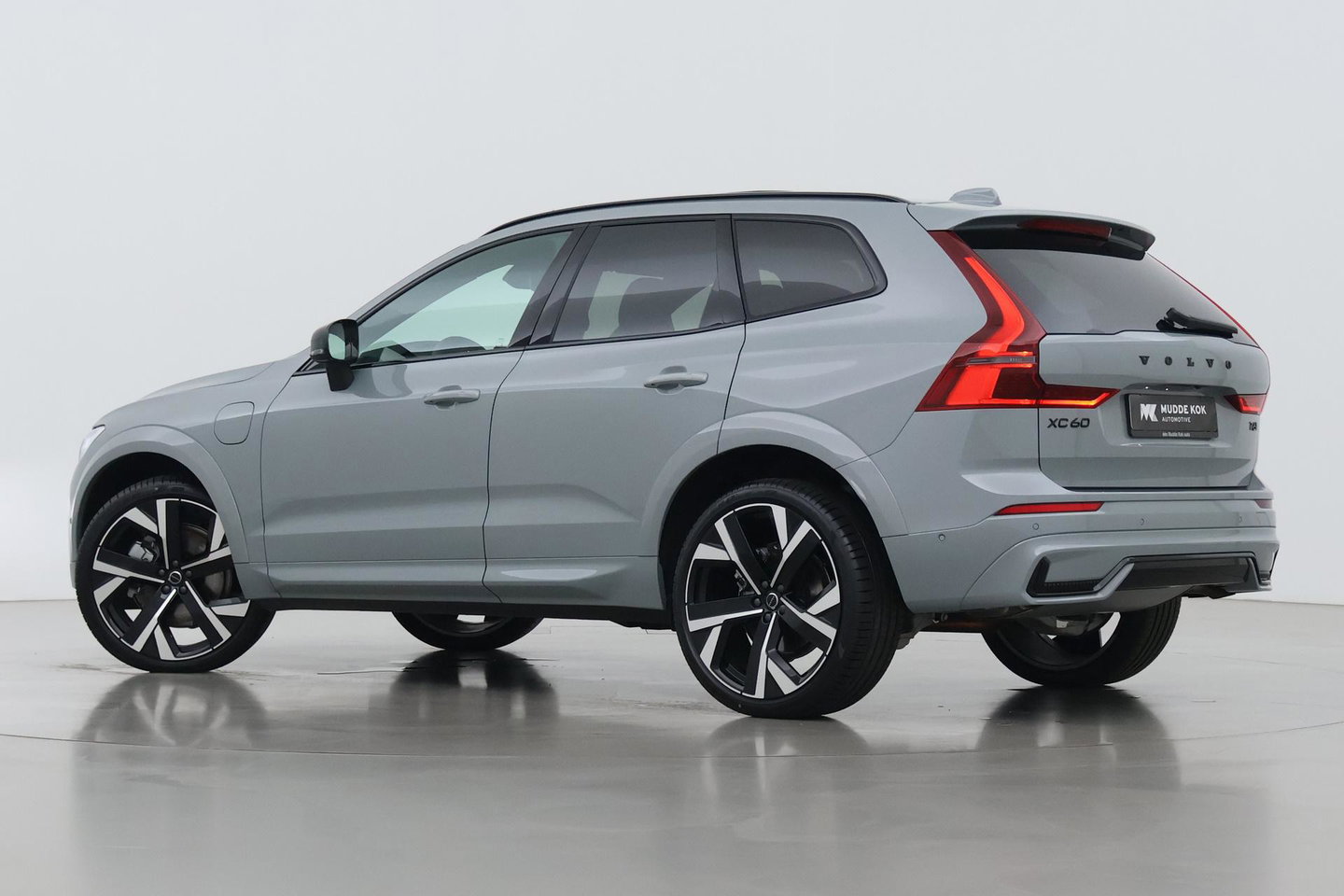 Volvo XC60 T6 Ultra Black Edition | 22 Inch | Luchtvering | Bowers & Wilkins | 360° Camera | Stoelventilatie