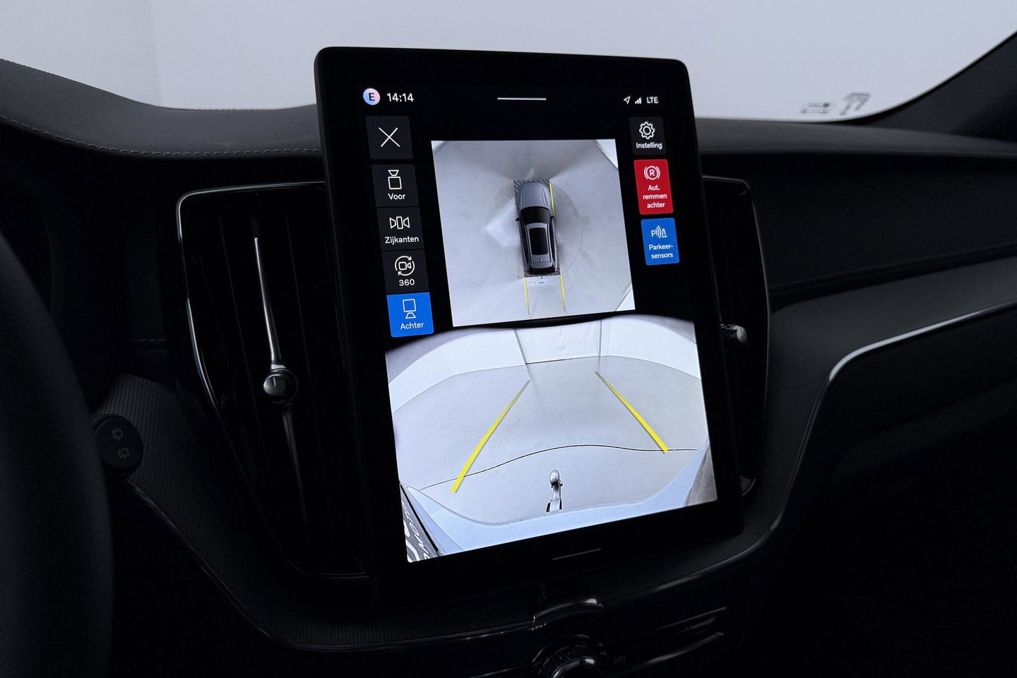 Volvo XC60 T6 Ultra Black Edition | 22 Inch | Luchtvering | Bowers & Wilkins | 360° Camera | Stoelventilatie