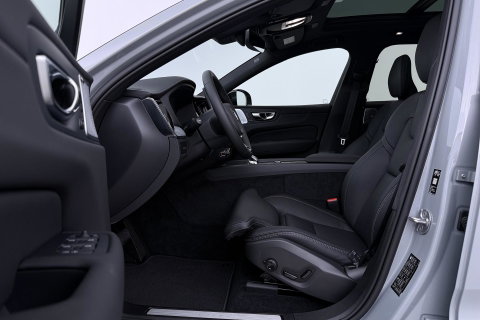 Volvo XC60 T6 Ultra Black Edition | 22 Inch | Luchtvering | Bowers & Wilkins | 360° Camera | Stoelventilatie