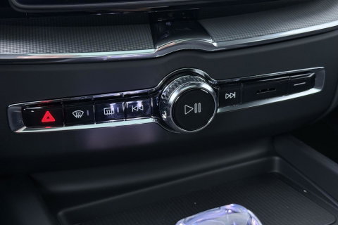 Volvo XC60 T6 Ultra Black Edition | 22 Inch | Luchtvering | Bowers & Wilkins | 360° Camera | Stoelventilatie
