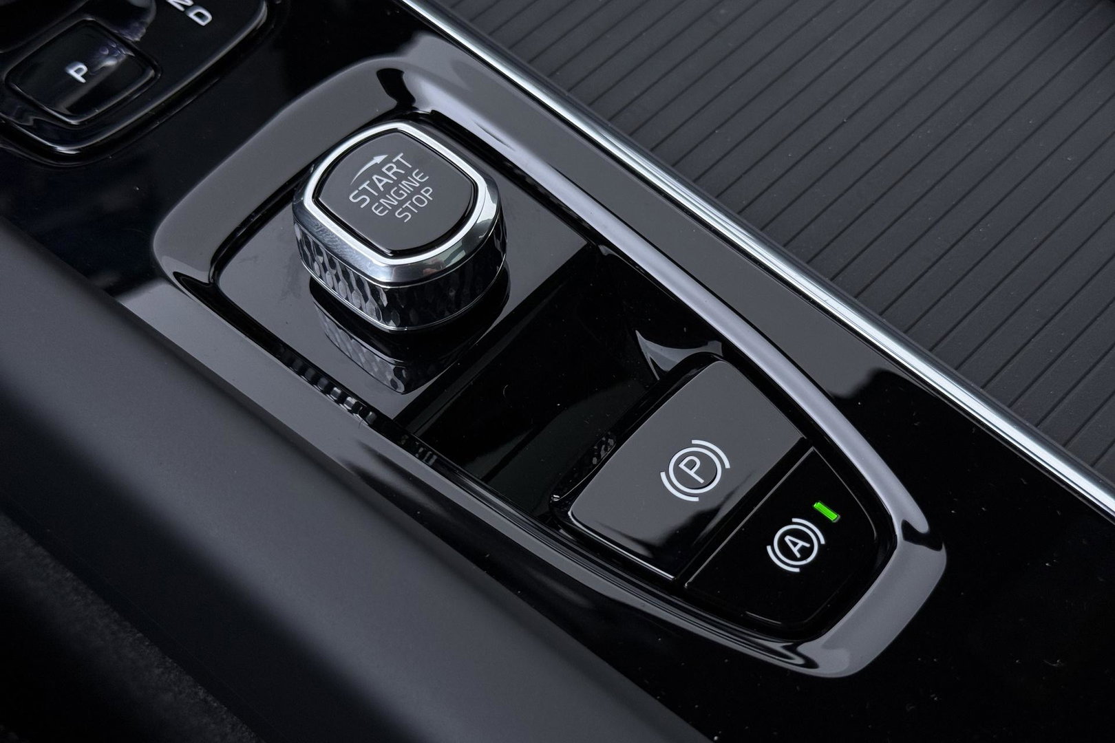 Volvo XC60 T6 Ultra Black Edition | 22 Inch | Luchtvering | Bowers & Wilkins | 360° Camera | Stoelventilatie