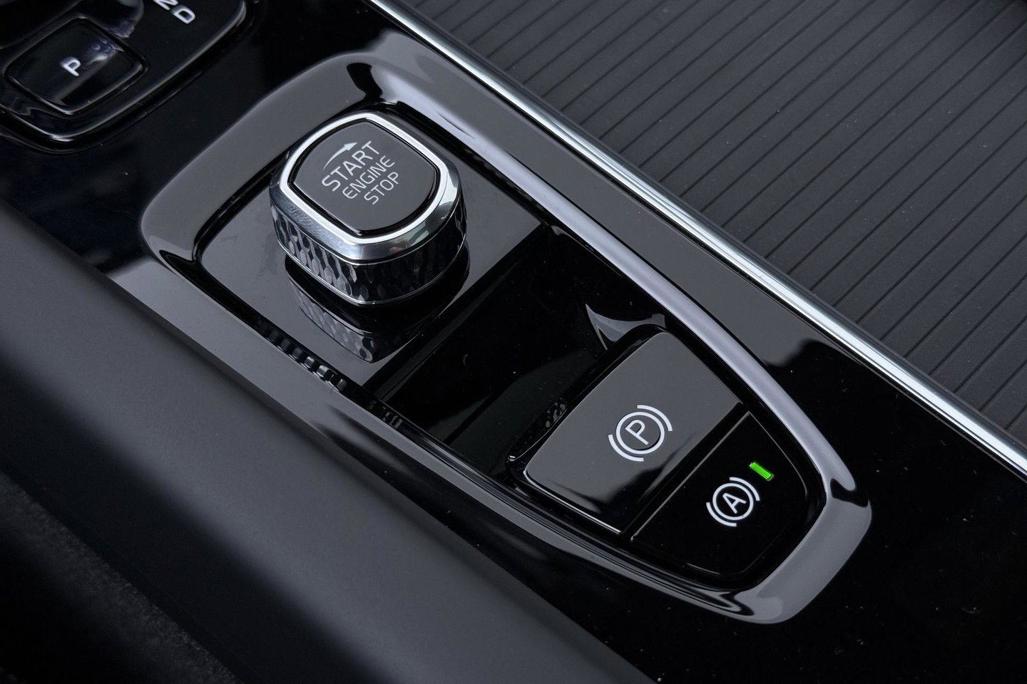 Volvo XC60 T6 Ultra Black Edition | 22 Inch | Luchtvering | Bowers & Wilkins | 360° Camera | Stoelventilatie