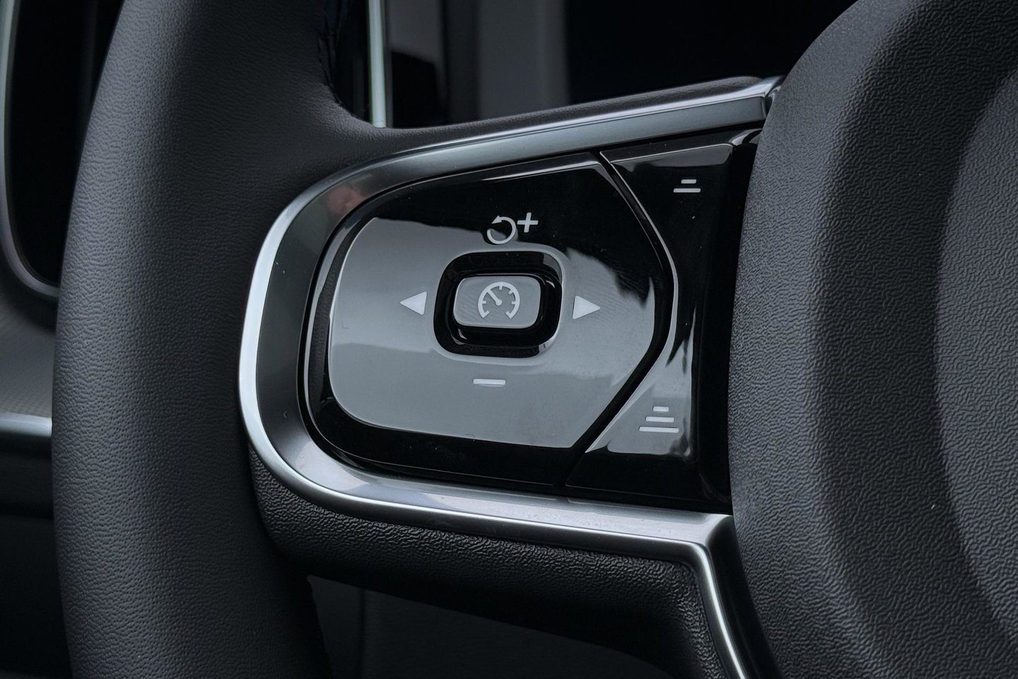 Volvo XC60 T6 Ultra Black Edition | 22 Inch | Luchtvering | Bowers & Wilkins | 360° Camera | Stoelventilatie