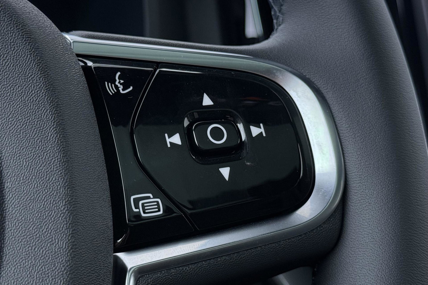 Volvo XC60 T6 Ultra Black Edition | 22 Inch | Luchtvering | Bowers & Wilkins | 360° Camera | Stoelventilatie