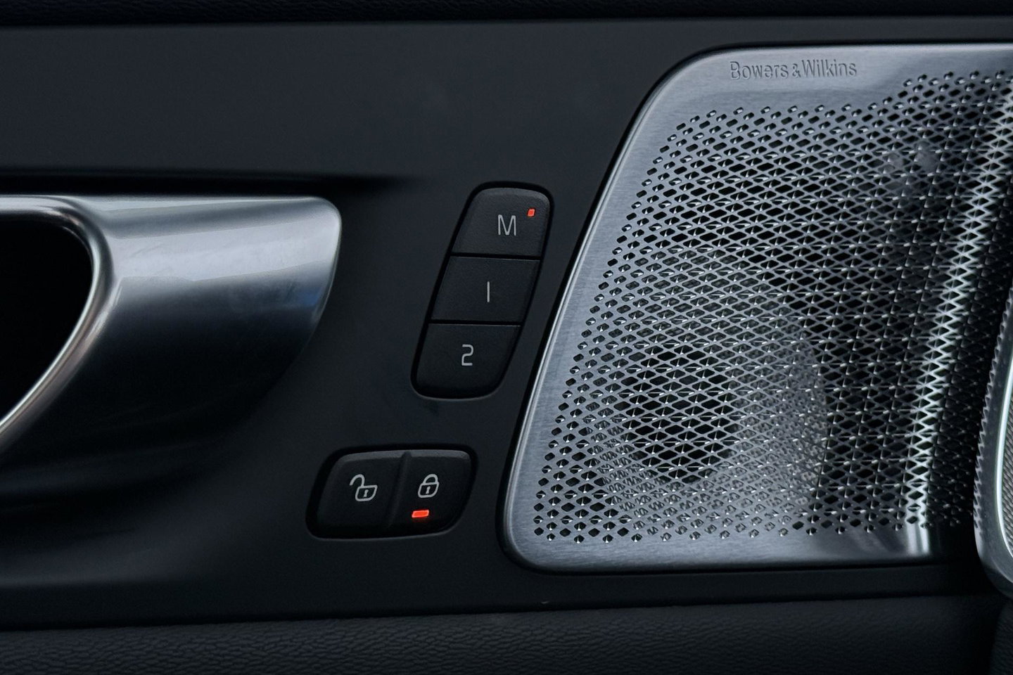 Volvo XC60 T6 Ultra Black Edition | 22 Inch | Luchtvering | Bowers & Wilkins | 360° Camera | Stoelventilatie