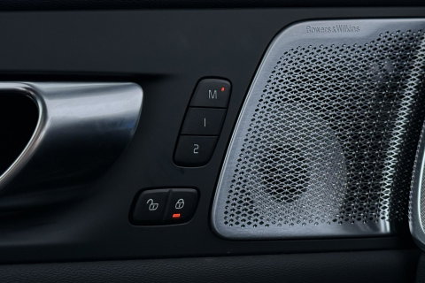 Volvo XC60 T6 Ultra Black Edition | 22 Inch | Luchtvering | Bowers & Wilkins | 360° Camera | Stoelventilatie