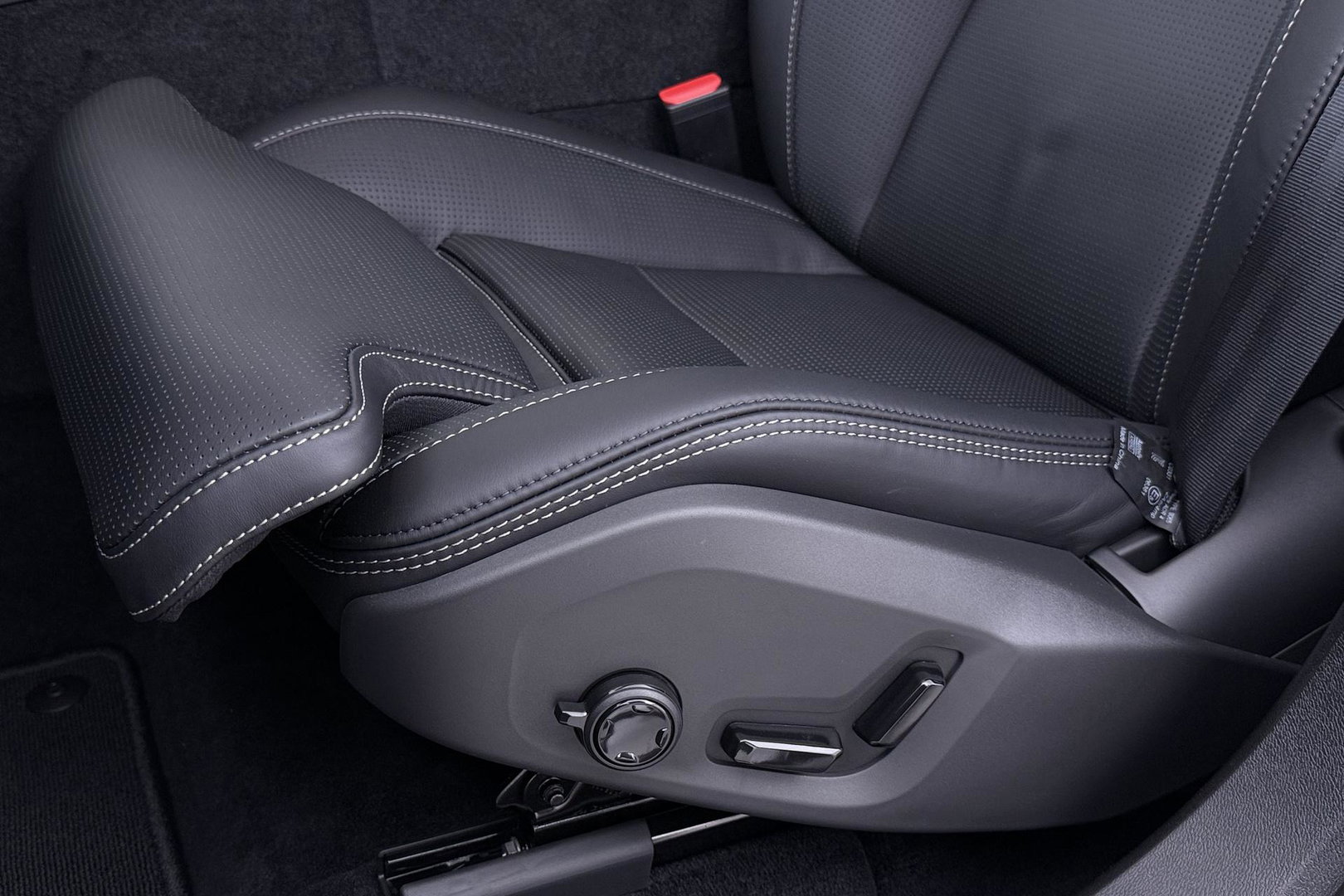 Volvo XC60 T6 Ultra Black Edition | 22 Inch | Luchtvering | Bowers & Wilkins | 360° Camera | Stoelventilatie