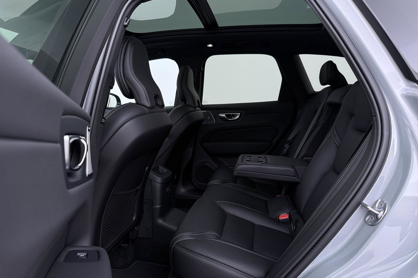 Volvo XC60 T6 Ultra Black Edition | 22 Inch | Luchtvering | Bowers & Wilkins | 360° Camera | Stoelventilatie