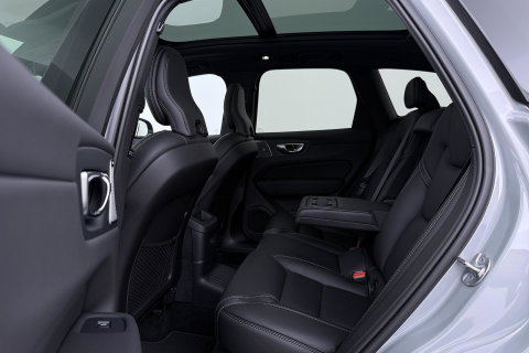 Volvo XC60 T6 Ultra Black Edition | 22 Inch | Luchtvering | Bowers & Wilkins | 360° Camera | Stoelventilatie