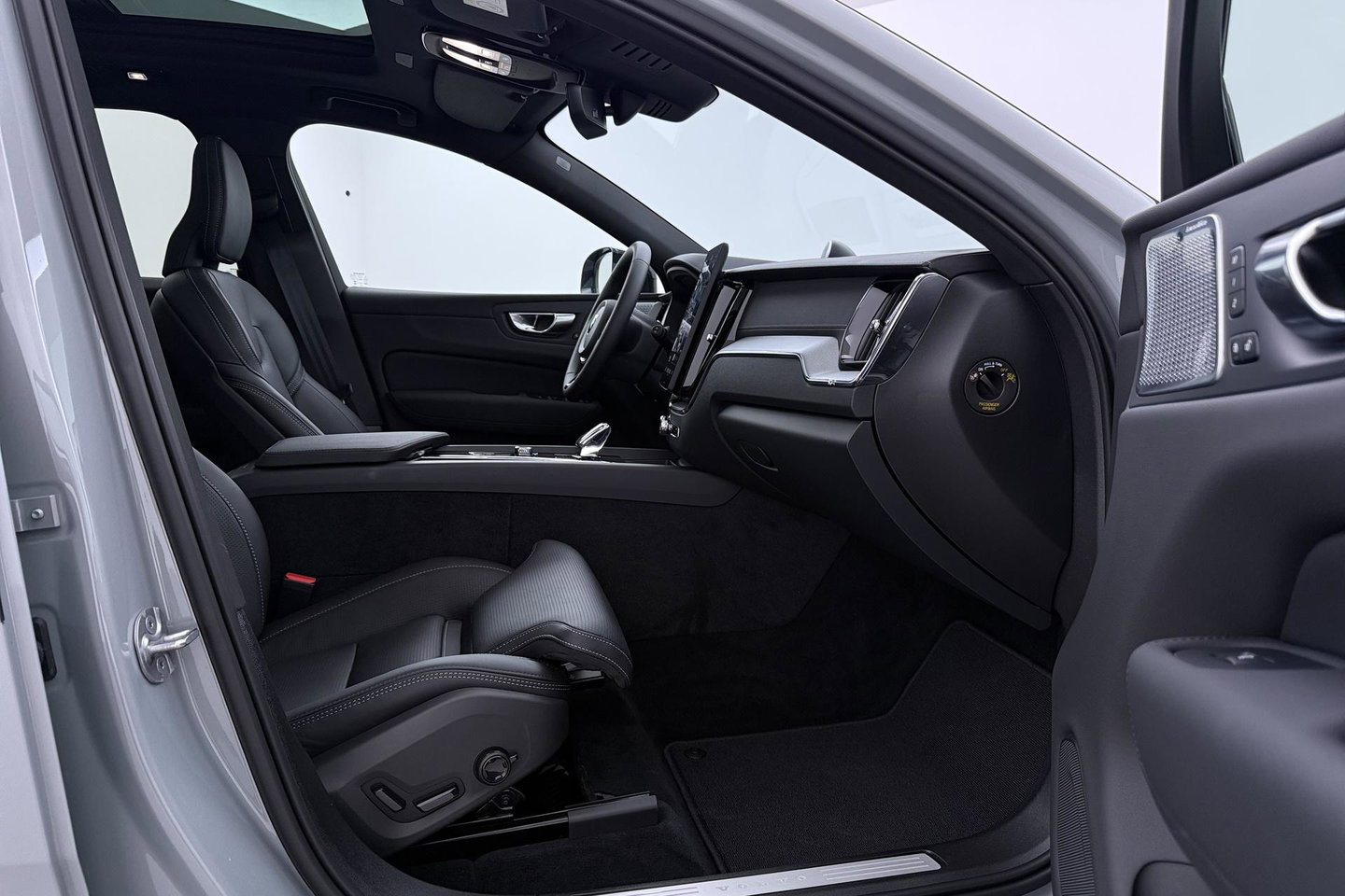 Volvo XC60 T6 Ultra Black Edition | 22 Inch | Luchtvering | Bowers & Wilkins | 360° Camera | Stoelventilatie