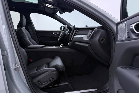 Volvo XC60 T6 Ultra Black Edition | 22 Inch | Luchtvering | Bowers & Wilkins | 360° Camera | Stoelventilatie