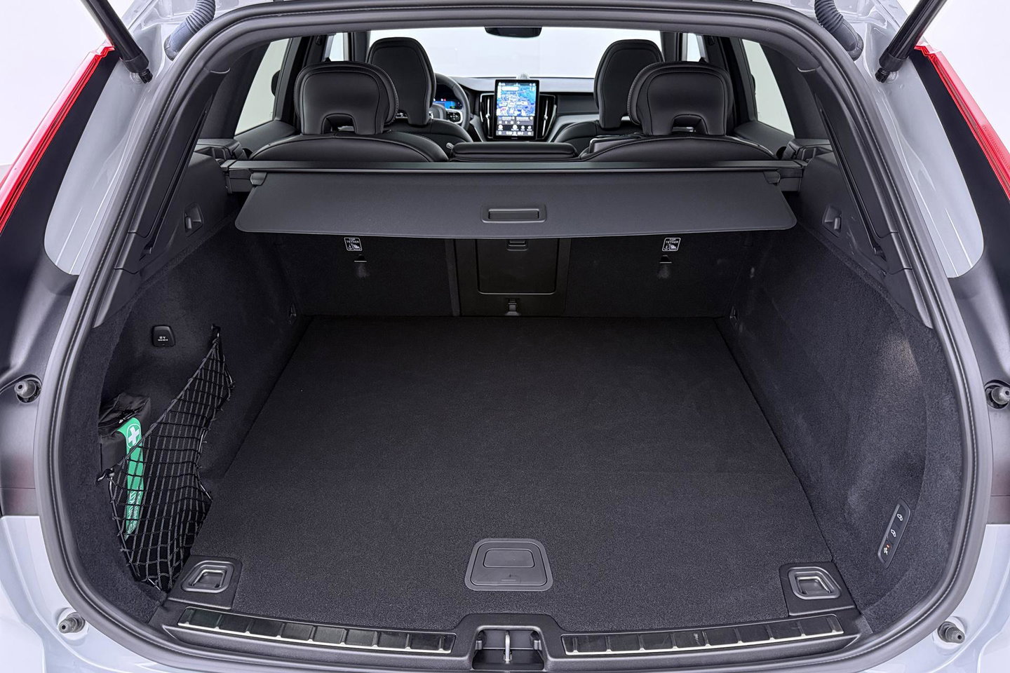Volvo XC60 T6 Ultra Black Edition | 22 Inch | Luchtvering | Bowers & Wilkins | 360° Camera | Stoelventilatie