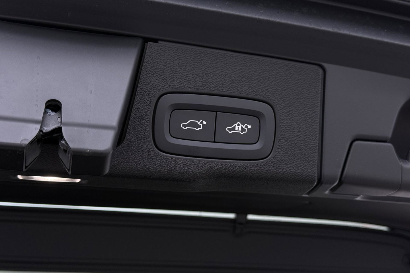 Volvo XC60 T6 Ultra Black Edition | 22 Inch | Luchtvering | Bowers & Wilkins | 360° Camera | Stoelventilatie