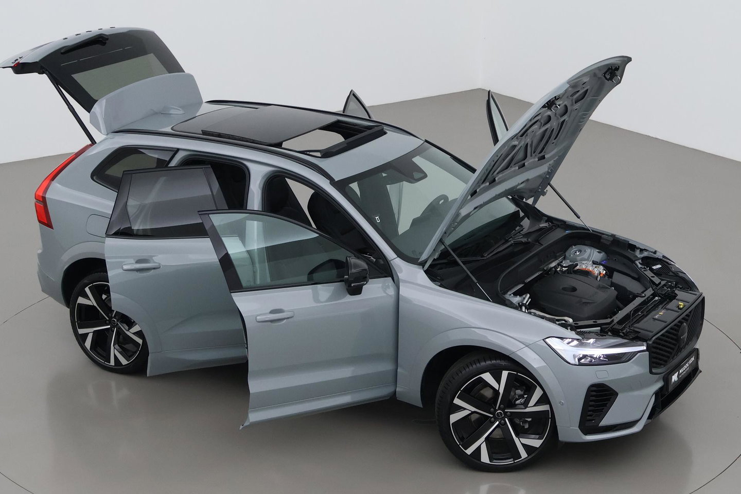 Volvo XC60 T6 Ultra Black Edition | 22 Inch | Luchtvering | Bowers & Wilkins | 360° Camera | Stoelventilatie