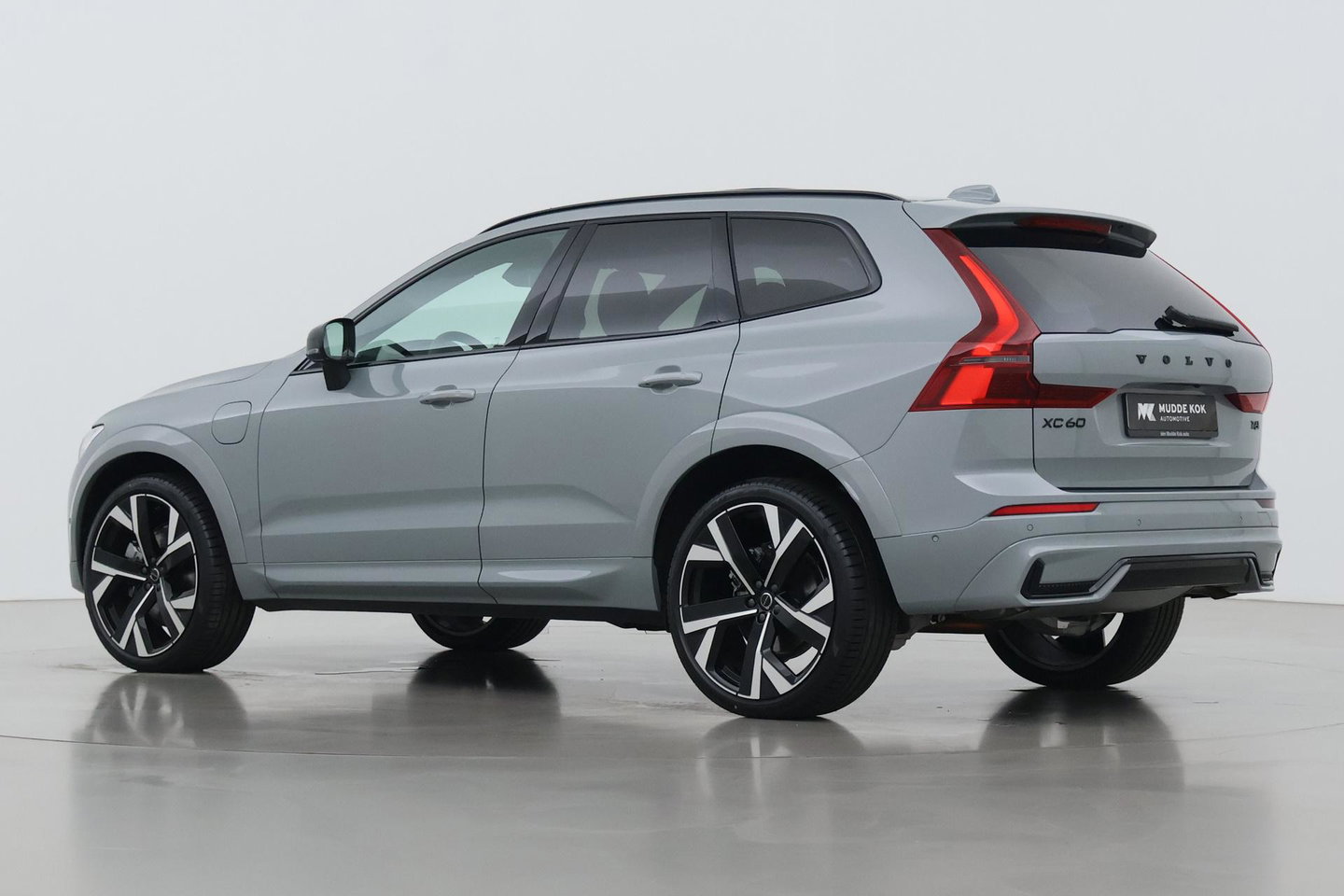 Volvo XC60 T6 Ultra Black Edition | 22 Inch | Luchtvering | Bowers & Wilkins | 360° Camera | Stoelventilatie