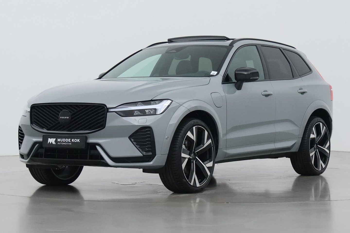 Volvo XC60 T6 Ultra Black Edition | 22 Inch | Luchtvering | Bowers & Wilkins | 360° Camera | Stoelventilatie