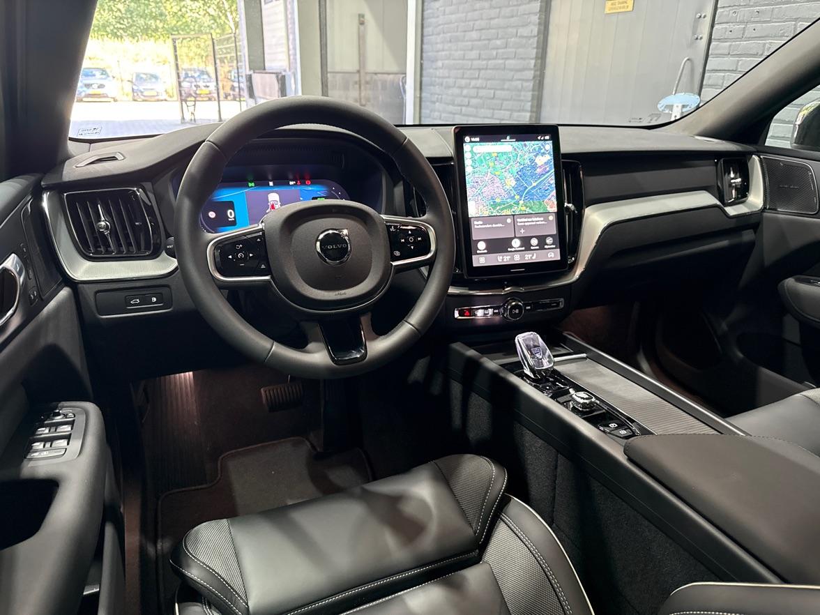 Volvo XC60 T6 Plus Black Edition | Harman/Kardon | Pilot Assist | Panoramadak | 360° Camera | Head-Up | Stoel+Stuurverwarming | 21 Inch