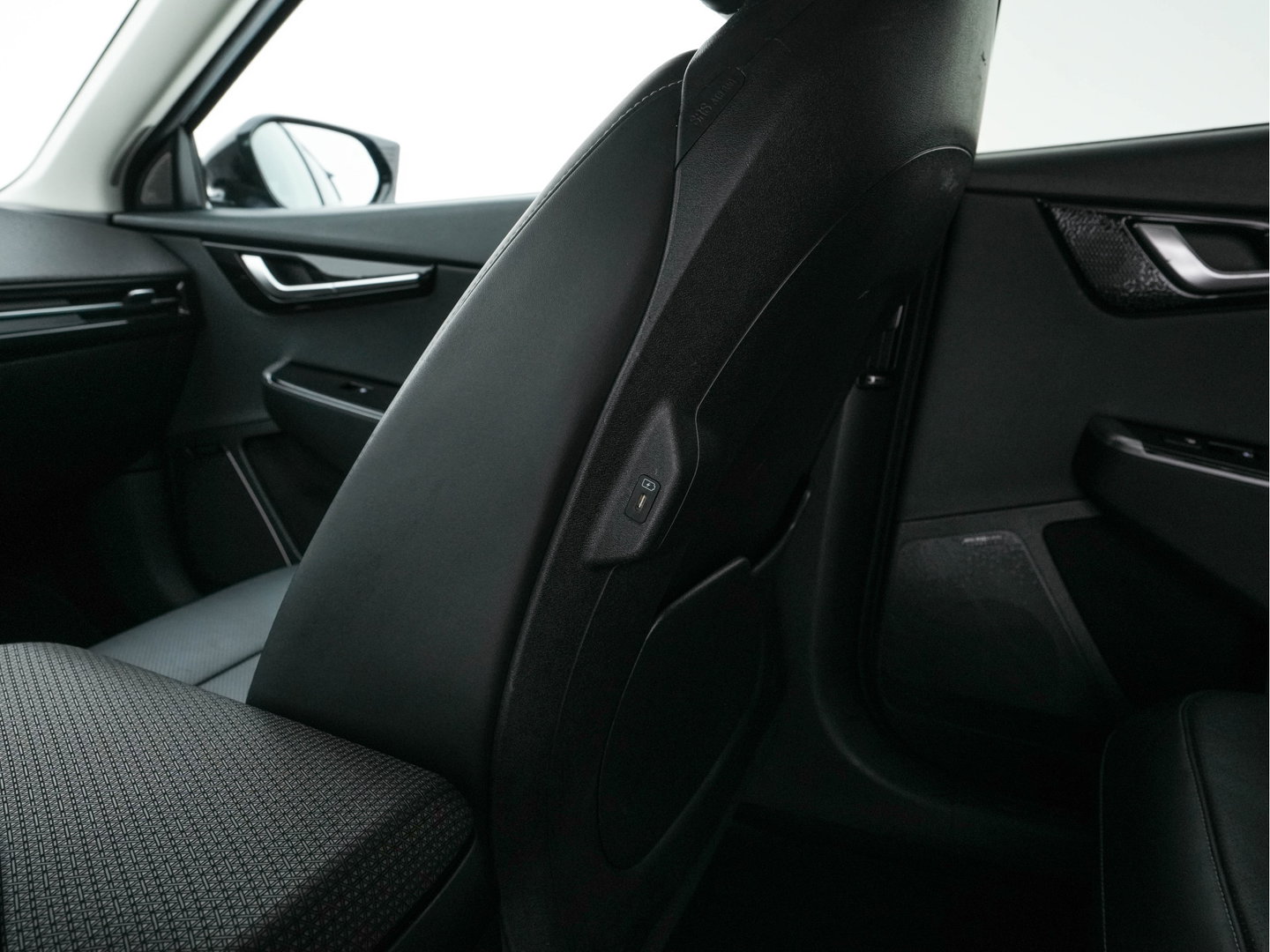 Kia Ev6 Plus 77.4 kWh [3-Fase-11kW] {SoH-96%} (INCL-BTW) Aut. *LEATHER | ADAPTIVE-CRUISE | DIGI-COCKPIT | MERIDIAN-AUDIO | MEMORY-PACK | FULL-LED | KEYLESS | CAMERA | DAB | BLIND-SPOT | NAVI-FULLMAP | PRIVACY-GLASS | AMBIENT-LIGHT | 19''