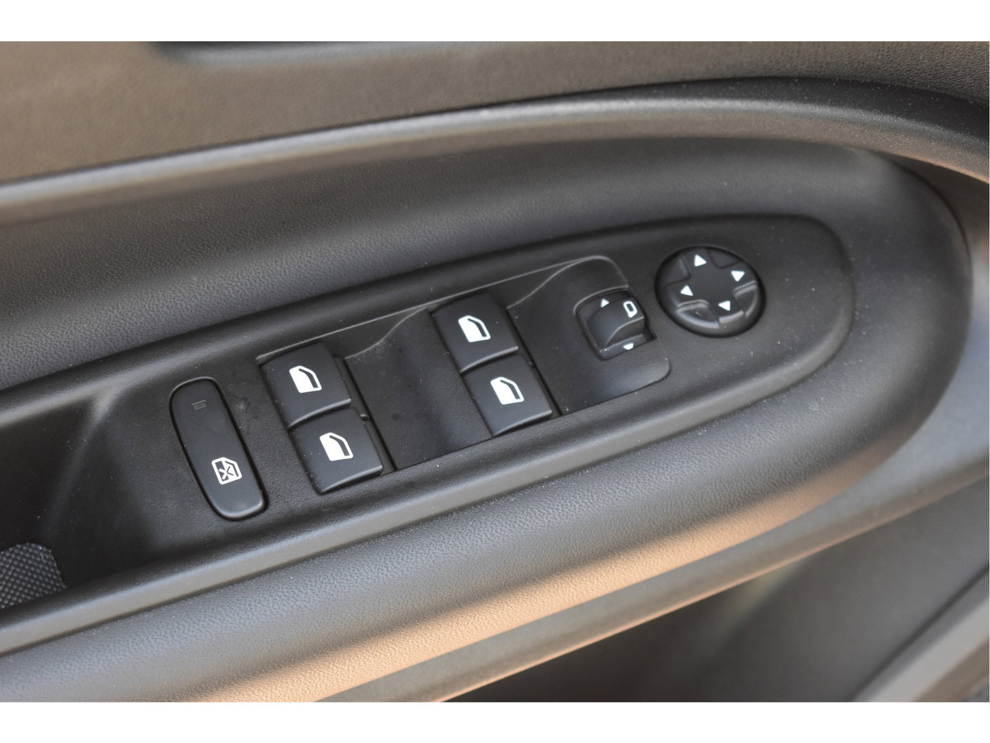 Jeep Avenger 1.2 Longitude Infotainment & Convenience pack | Keyless | DAB | Camera | Nav | Carplay | ADAS | Full LED | 4-Seasons