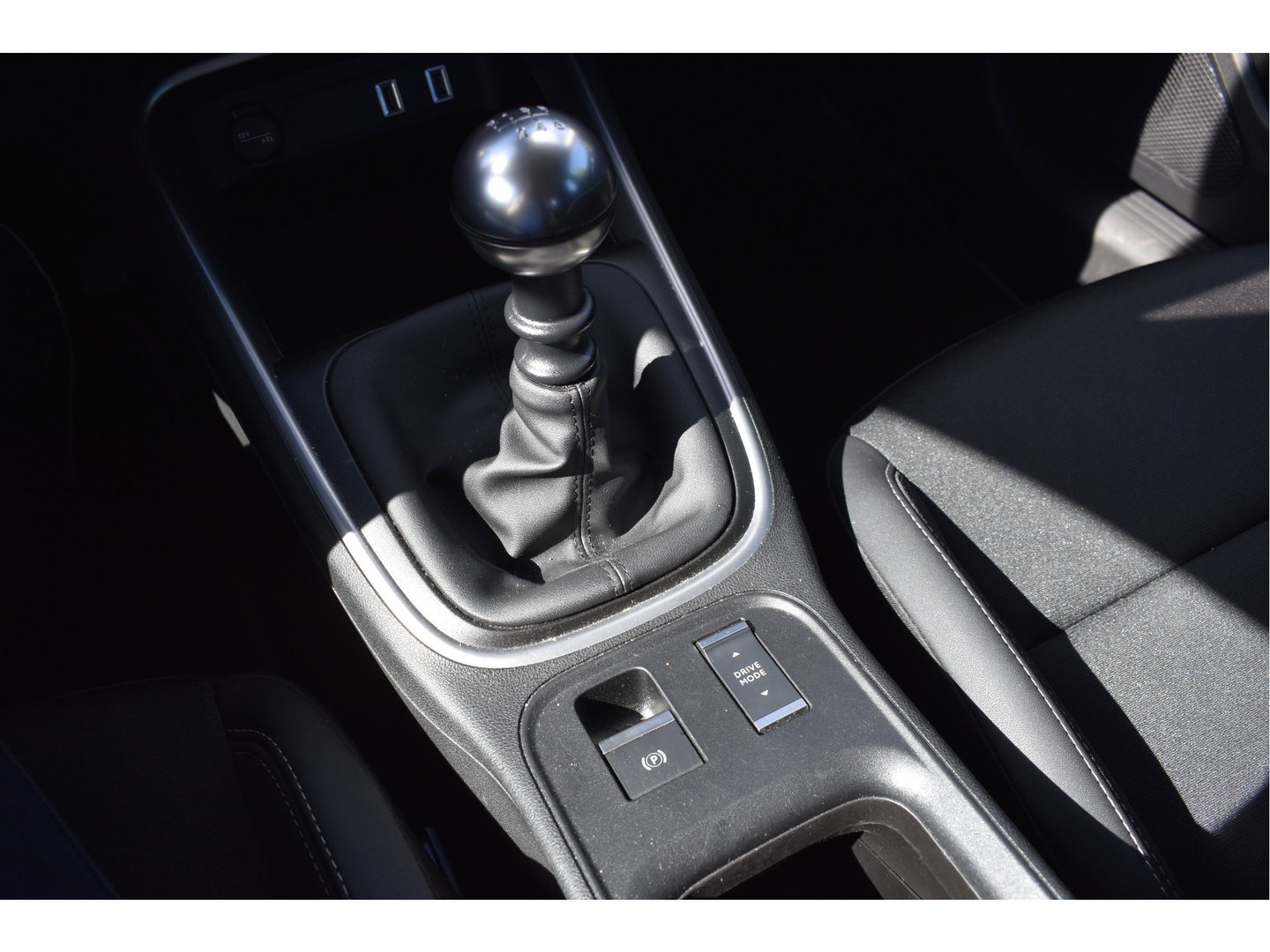 Jeep Avenger 1.2 Longitude Infotainment & Convenience pack | Keyless | DAB | Camera | Nav | Carplay | ADAS | Full LED | 4-Seasons