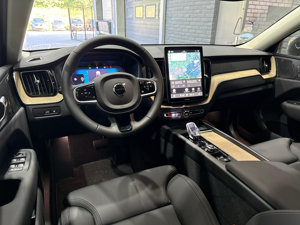 Volvo XC60 T8 Ultra Dark | Luchtvering | Harman/Kardon | Panoramadak | 360° Camera | Head-Up | Stoel+Stuurverwarming | ACC