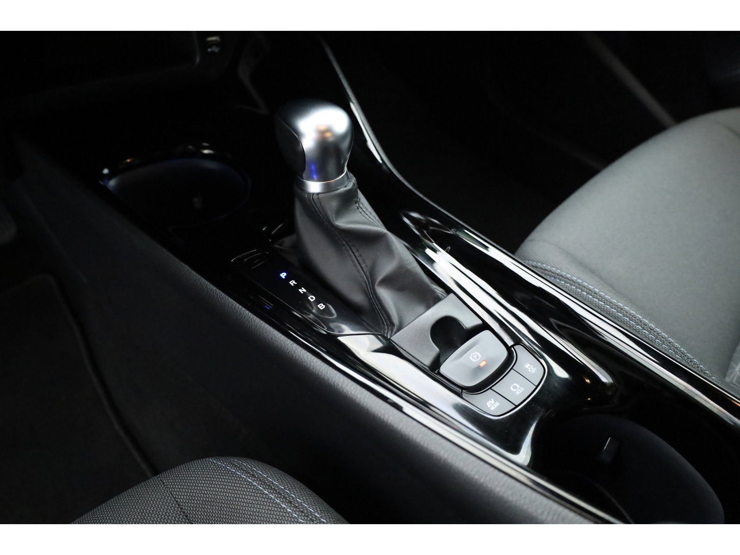 Toyota C-HR 1.8 Hybrid Executive | Rijklaar! | Cruise Contr. | Trekhaak | Camera | Keyless | Stoel- Stuurverw. | Apple CarPlay
