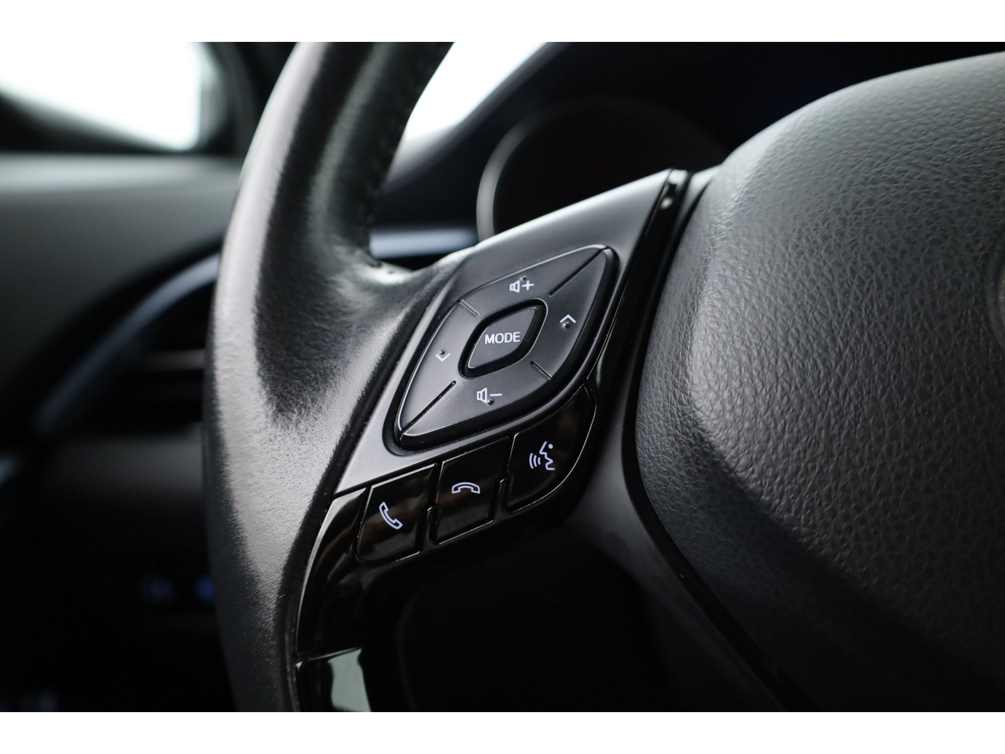 Toyota C-HR 1.8 Hybrid Executive | Rijklaar! | Cruise Contr. | Trekhaak | Camera | Keyless | Stoel- Stuurverw. | Apple CarPlay