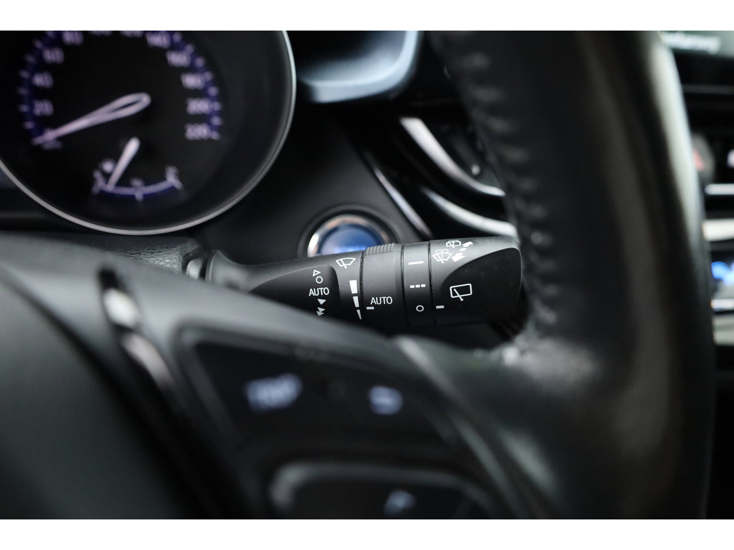 Toyota C-HR 1.8 Hybrid Executive | Rijklaar! | Cruise Contr. | Trekhaak | Camera | Keyless | Stoel- Stuurverw. | Apple CarPlay
