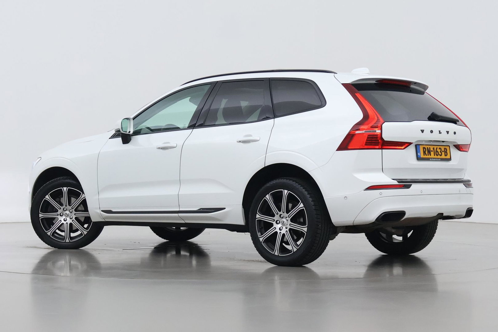 Volvo XC60 2.0 T5 Inscription | Luchtvering | Panoramadak | 360° Camera | BLIS | Standkachel | Stoel+Stuurverwarming | ACC
